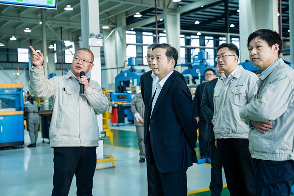 陈德荣董事长在中钢千赢国际通力公司调研.jpg